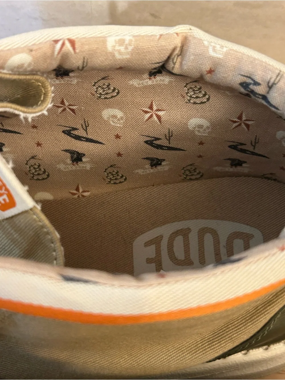 HEYDUDE Men's Wally Mid Stars N Skulls (Tan).